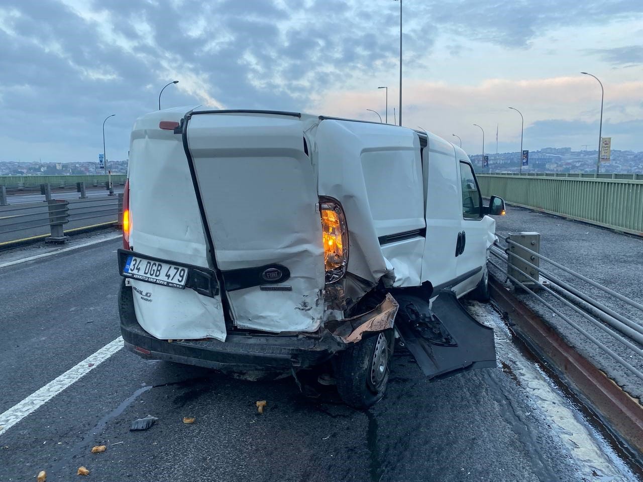 Haliç Köprüsü’nde bariyerlere çarpan araç alev alev yandı