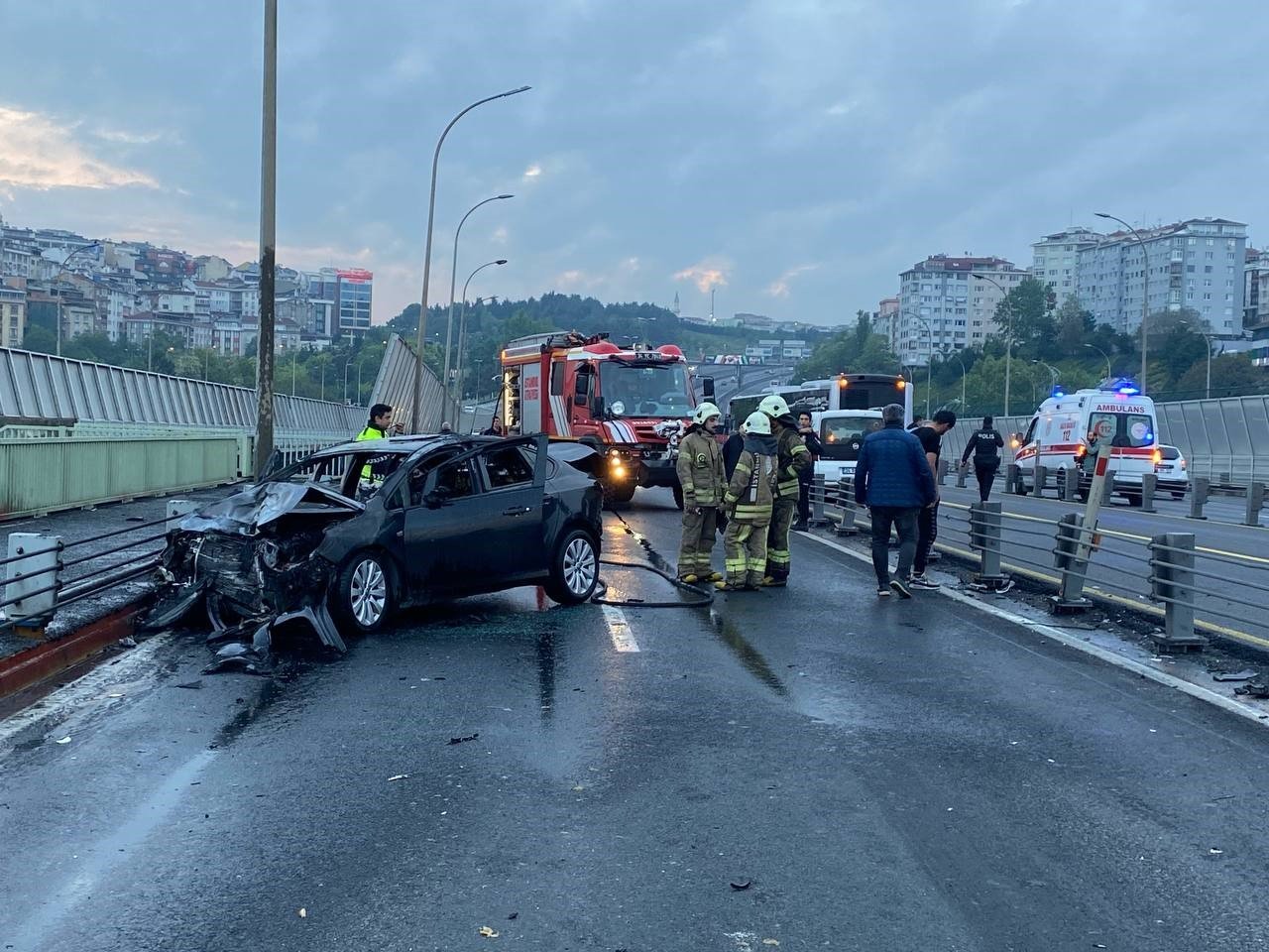 Haliç Köprüsü’nde bariyerlere çarpan araç alev alev yandı