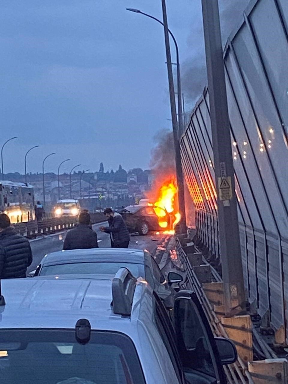 Haliç Köprüsü’nde bariyerlere çarpan araç alev alev yandı