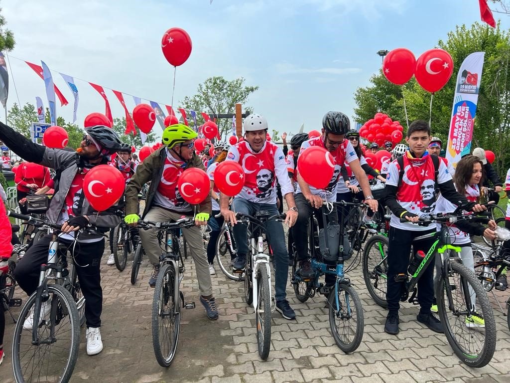 Kadıköy’de 19 Mayıs klasik otomobiller eşliğinde kutlandı