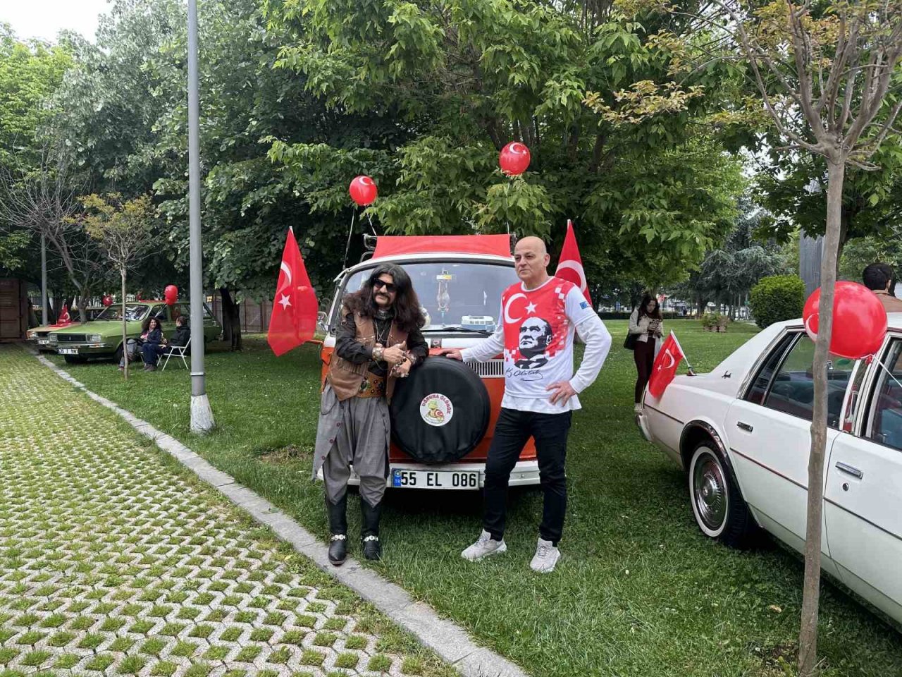 Kadıköy’de 19 Mayıs klasik otomobiller eşliğinde kutlandı