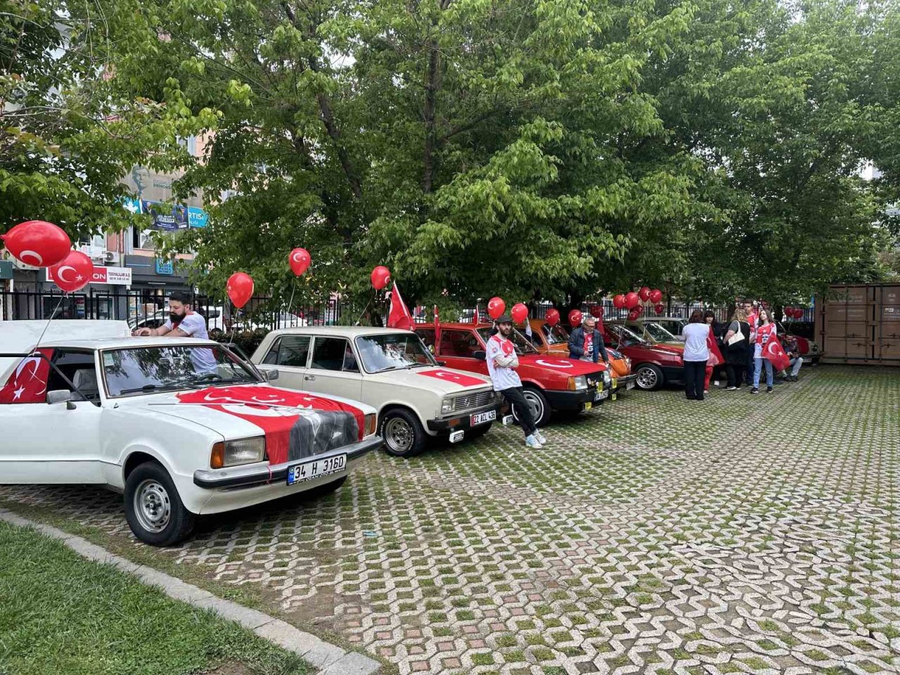 Kadıköy’de 19 Mayıs klasik otomobiller eşliğinde kutlandı