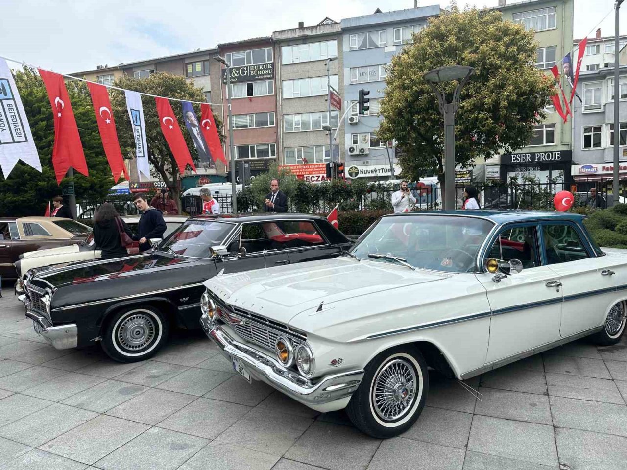 Kadıköy’de 19 Mayıs klasik otomobiller eşliğinde kutlandı