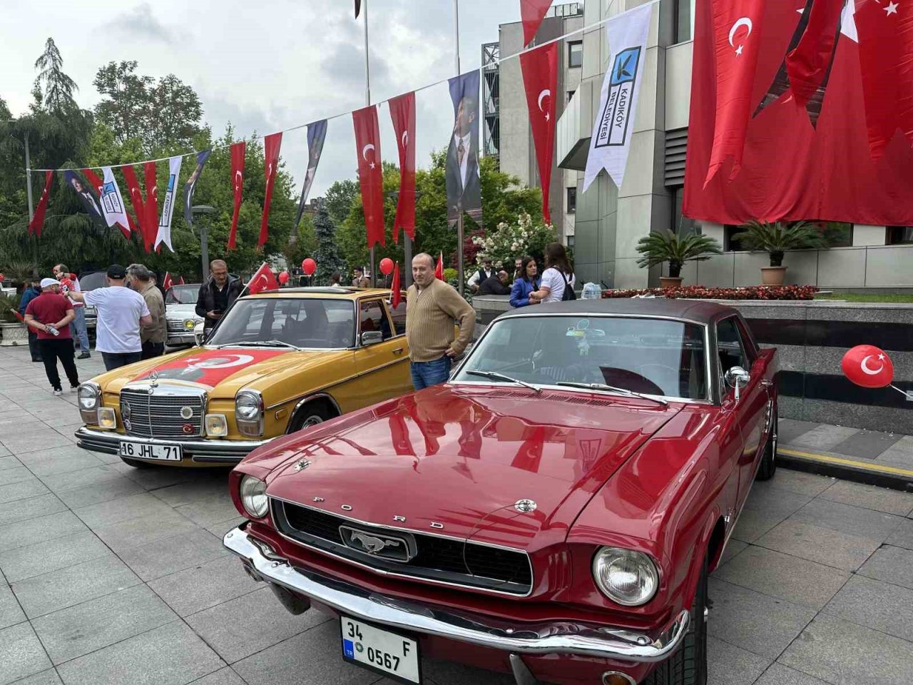Kadıköy’de 19 Mayıs klasik otomobiller eşliğinde kutlandı