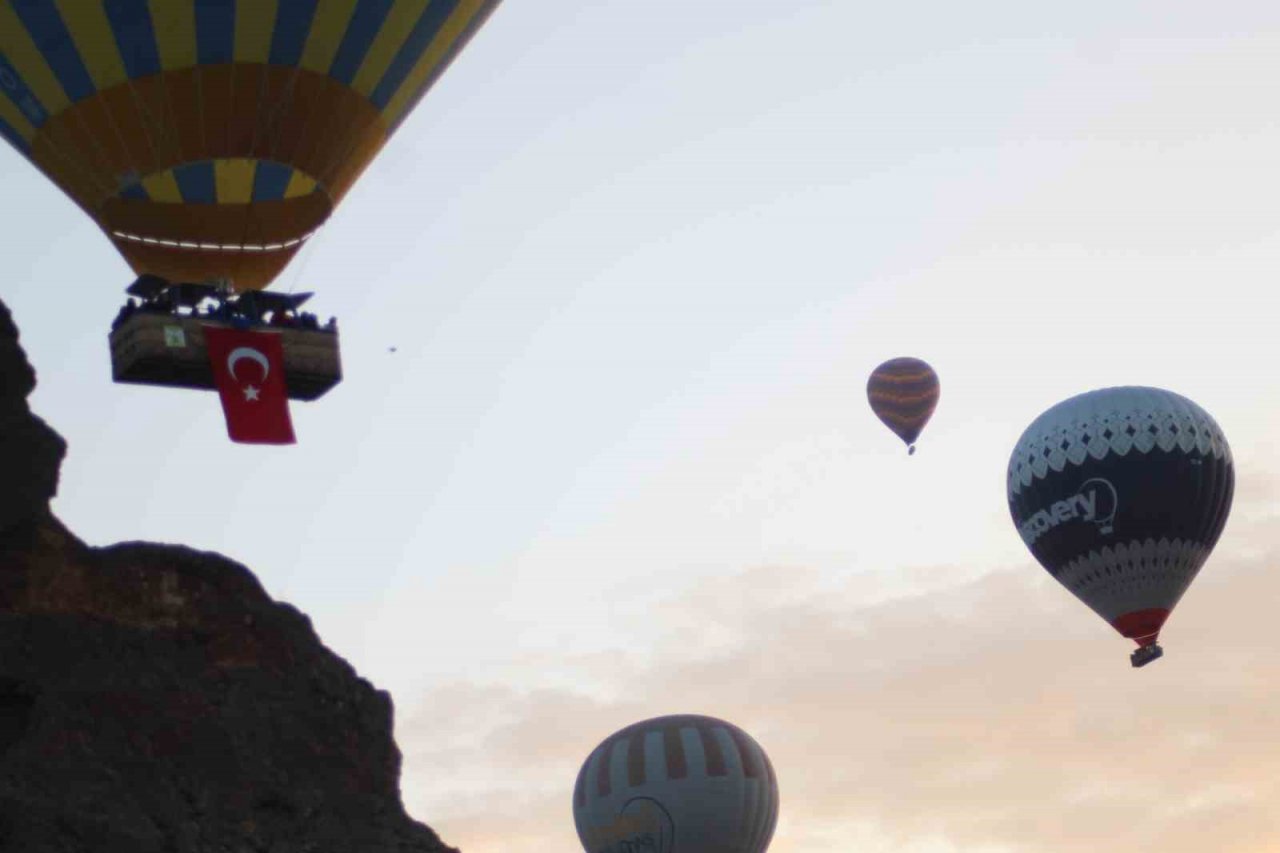Kapadokya’da balonlar Türk Bayrakları ile havalandı