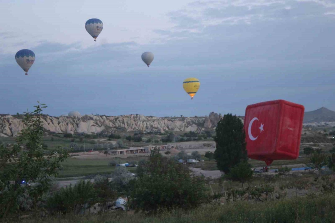 Kapadokya’da balonlar Türk Bayrakları ile havalandı