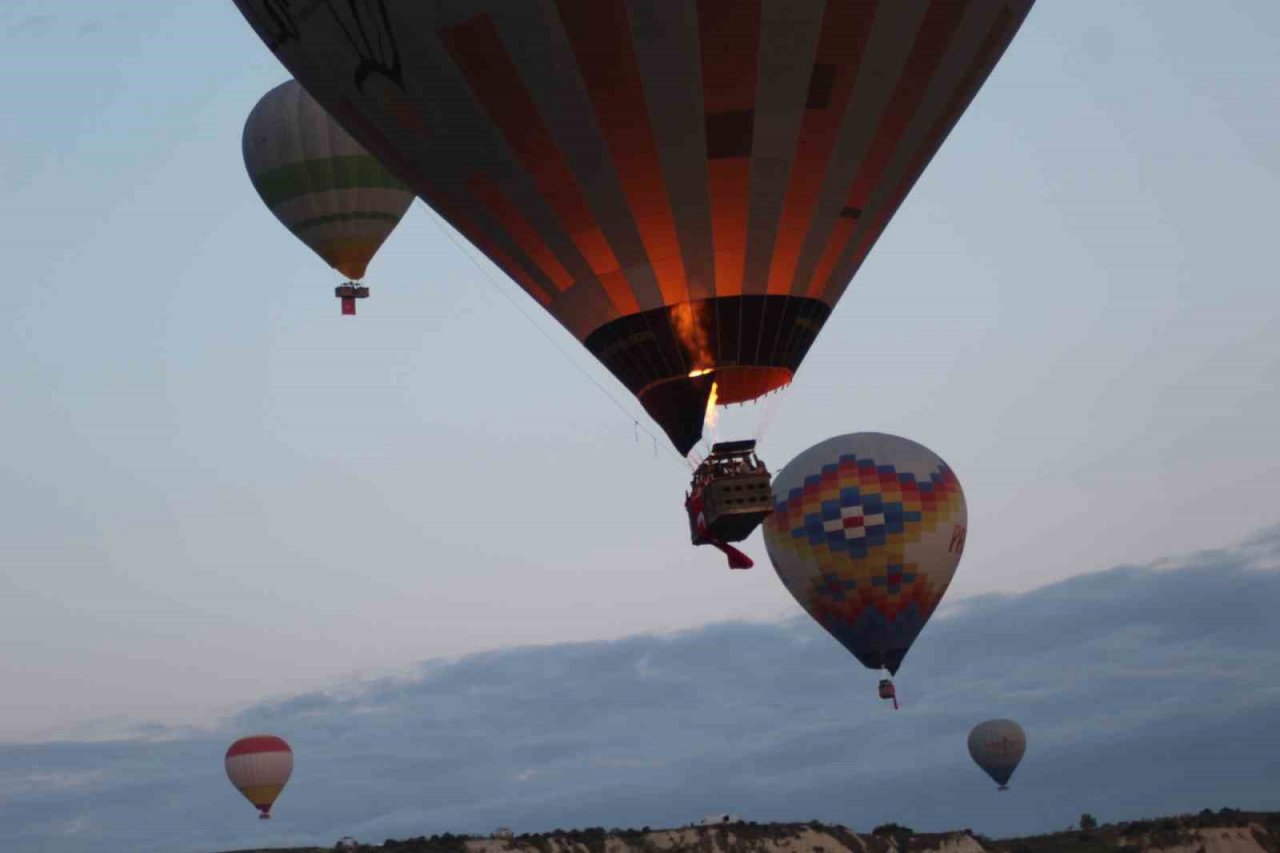 Kapadokya’da balonlar Türk Bayrakları ile havalandı