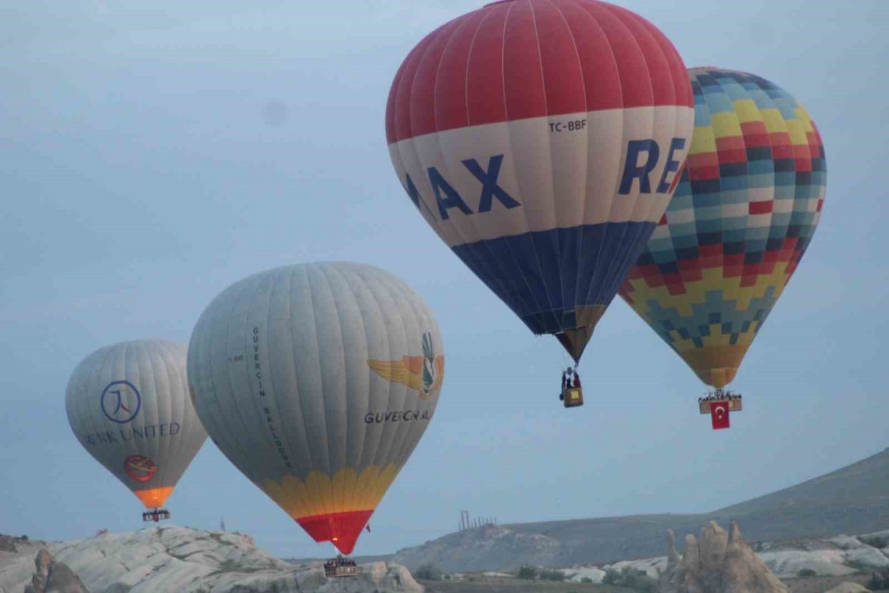 Kapadokya’da balonlar Türk Bayrakları ile havalandı