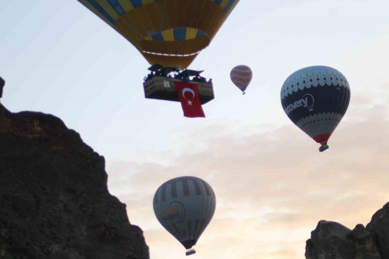 Kapadokya’da balonlar Türk Bayrakları ile havalandı