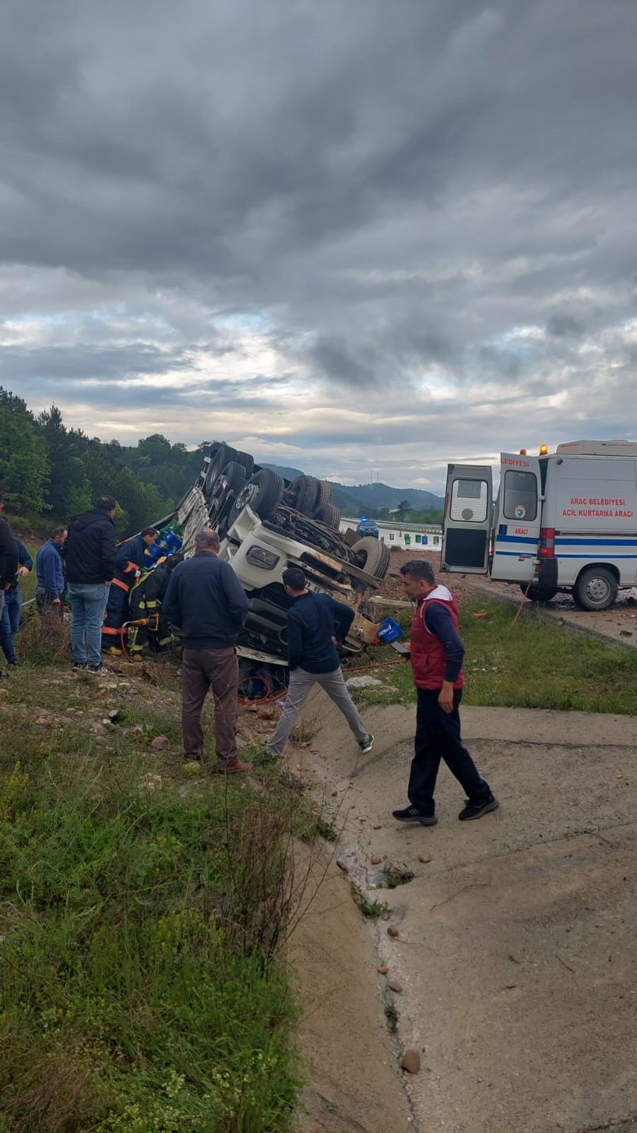 Sebze yüklü kamyon devrildi, sürücüsü yaralandı
