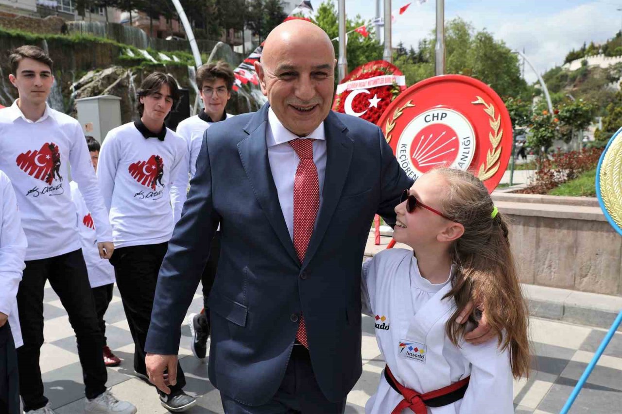 Keçiören Belediye Başkan Altınok Atatürk’ü andı ve gençleri tebrik etti