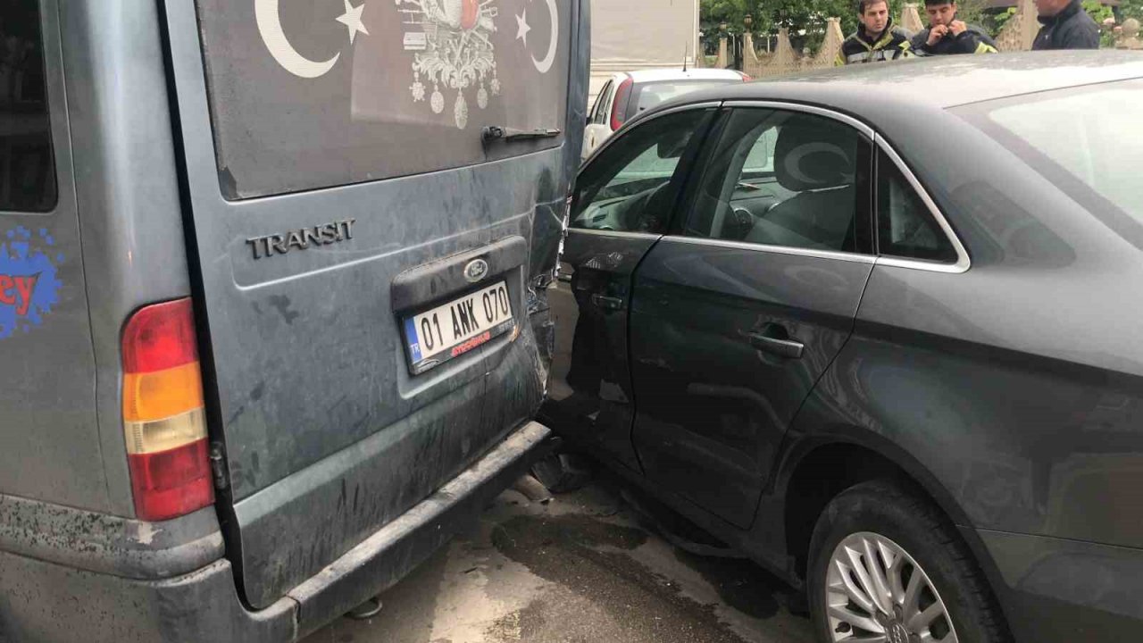 Otomobil park halindeki minibüse çarptı: 3 yaralı