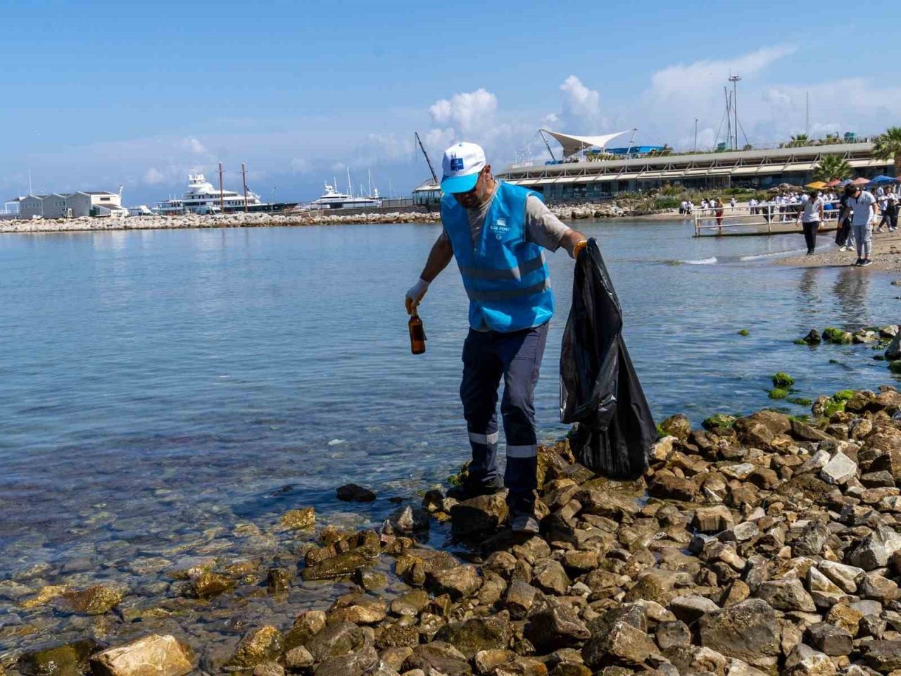 Kuşadası sahil bandında temizlik çalışması yapıldı