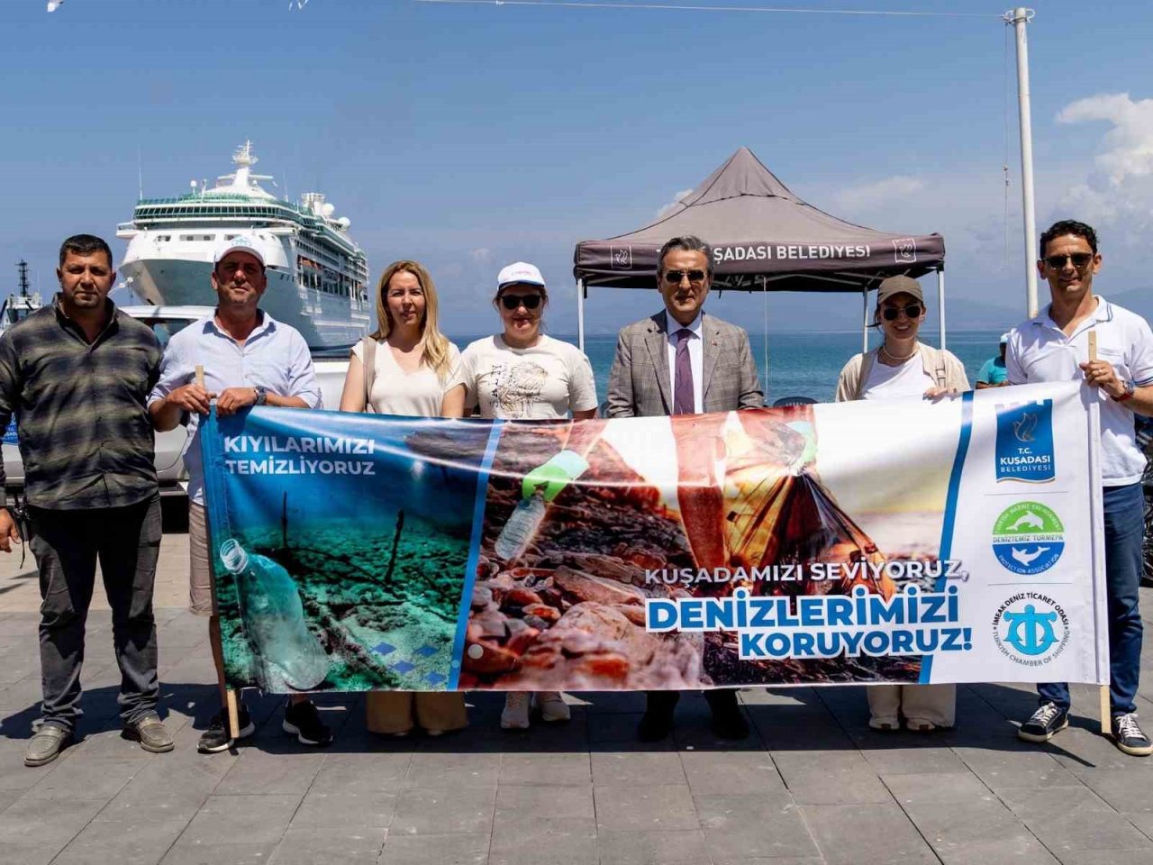 Kuşadası sahil bandında temizlik çalışması yapıldı