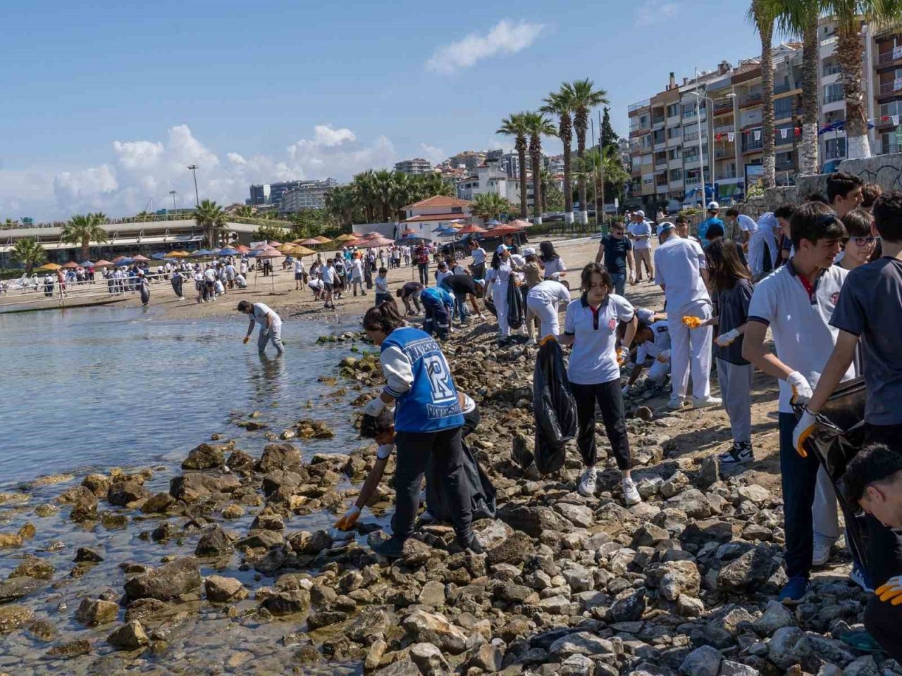 Kuşadası sahil bandında temizlik çalışması yapıldı