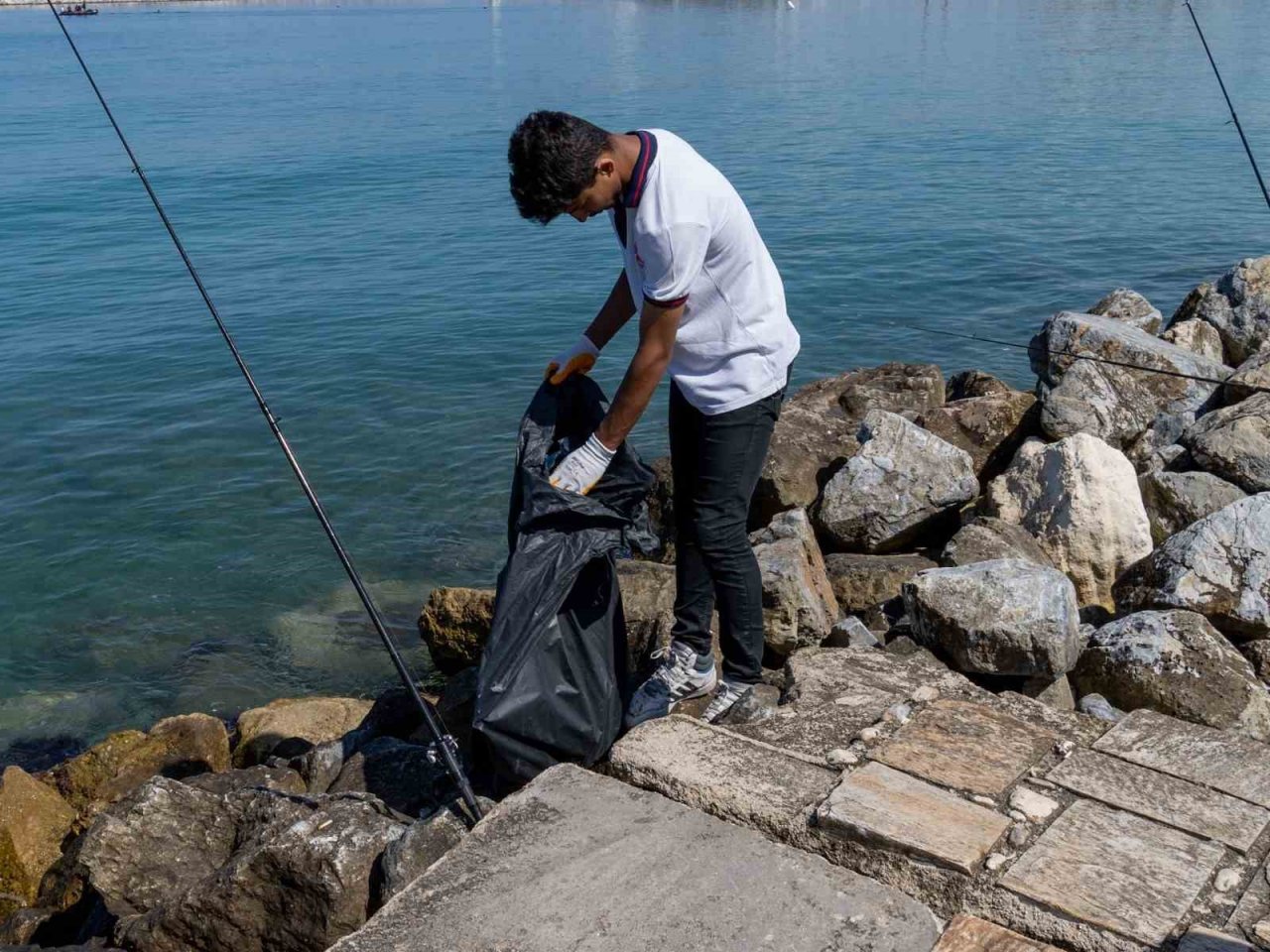 Kuşadası sahil bandında temizlik çalışması yapıldı