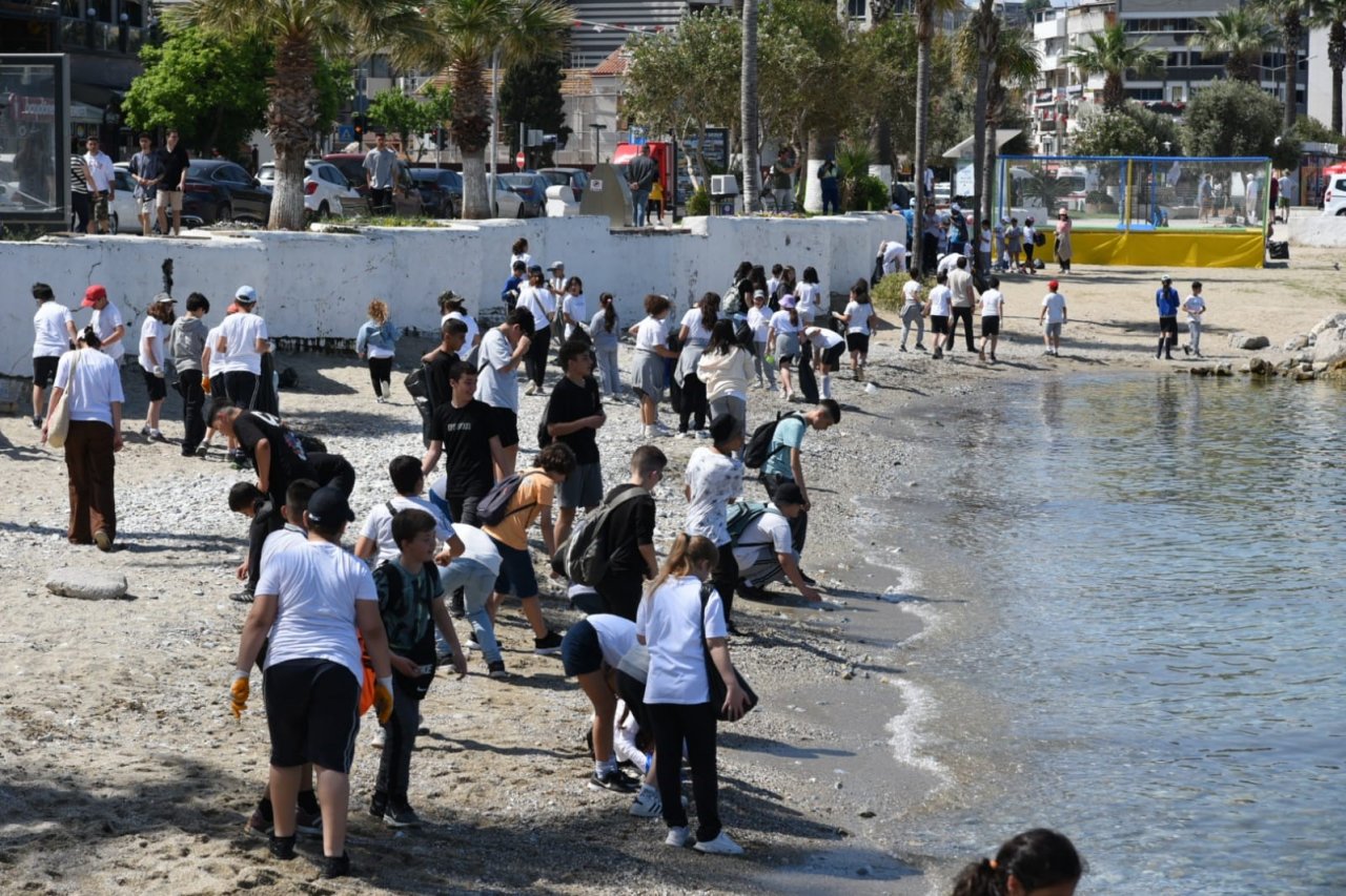 Kuşadası sahil bandında temizlik çalışması yapıldı