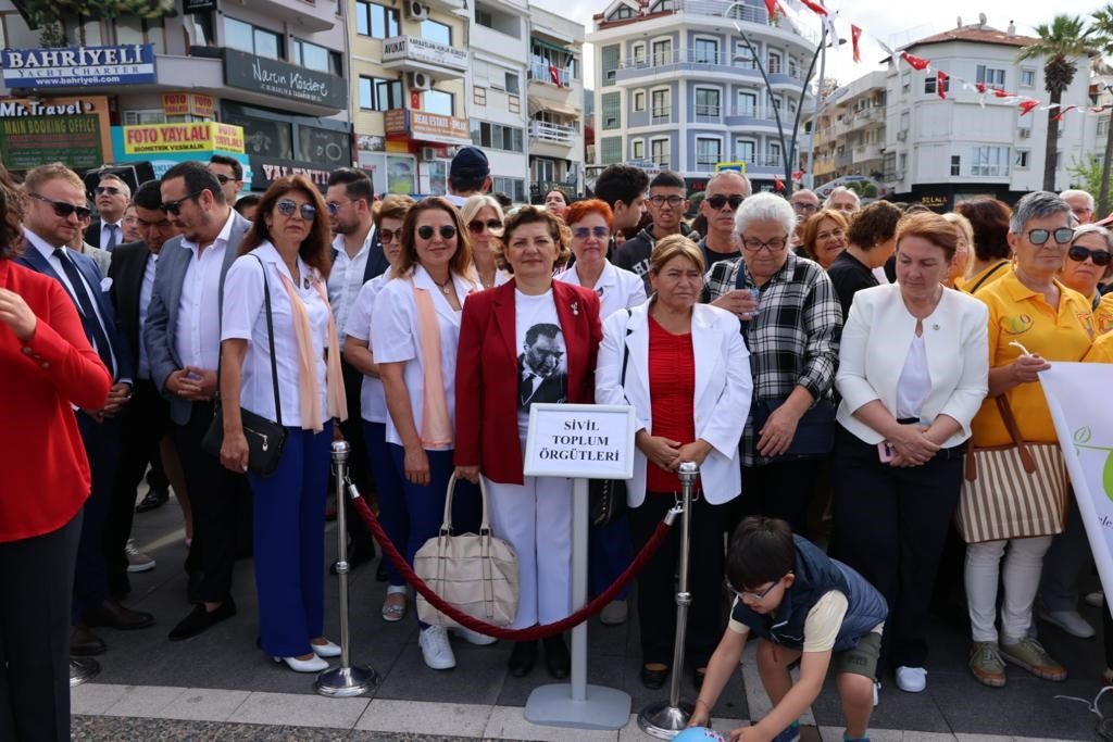 Marmaris’te 19 Mayıs kutlamaları çelenk sunma töreni ile başladı