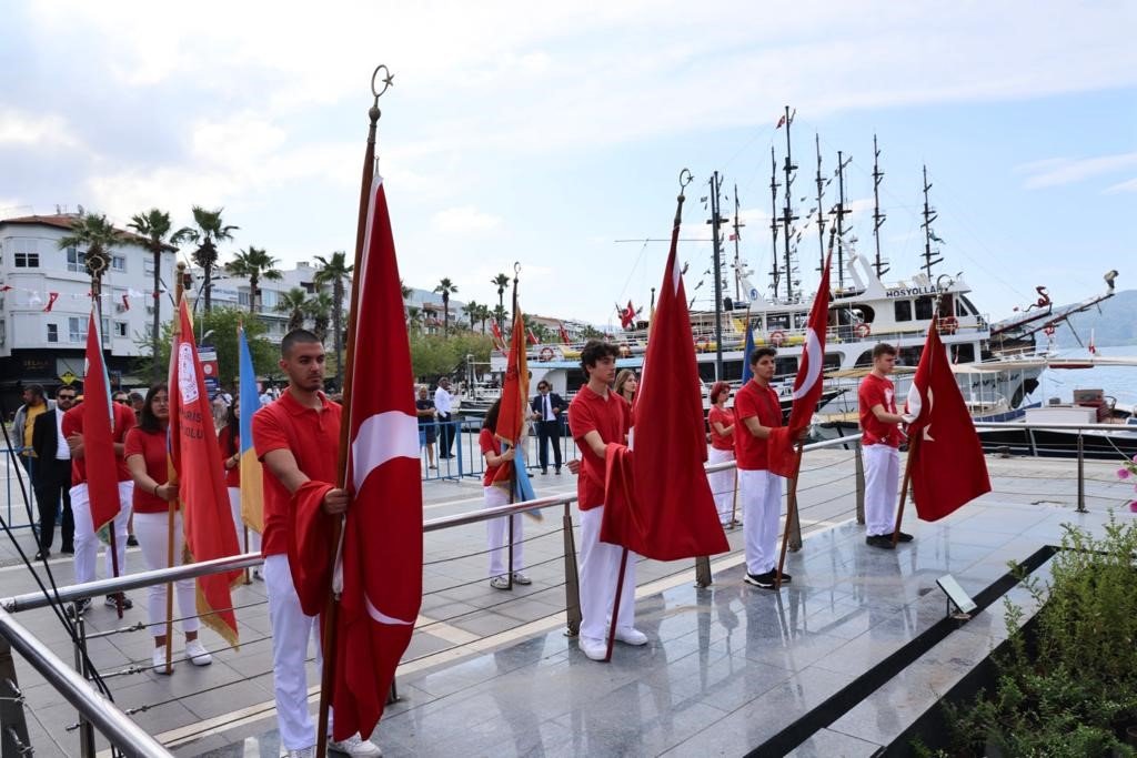 Marmaris’te 19 Mayıs kutlamaları çelenk sunma töreni ile başladı