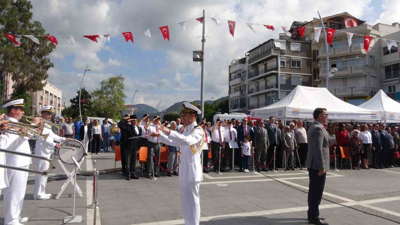 Marmaris’te 19 Mayıs kutlamaları çelenk sunma töreni ile başladı