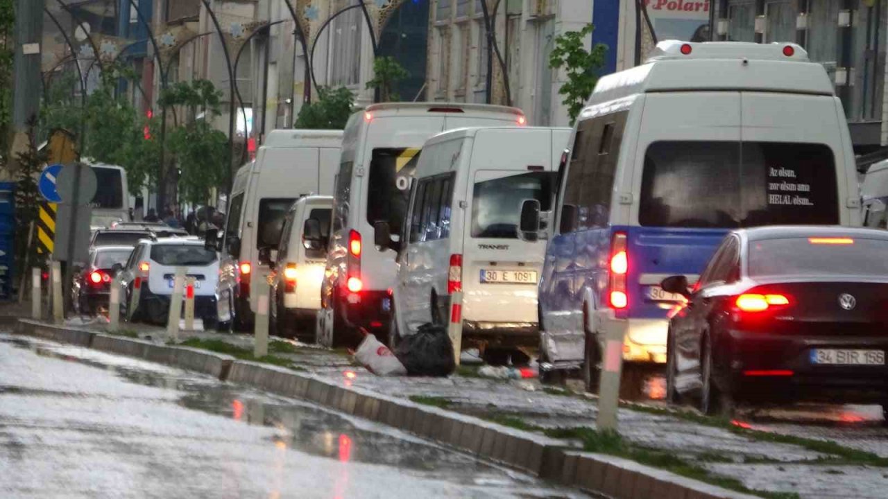 Yüksekova karanlığa büründü, araçlar far yakarak ilerleyebildi