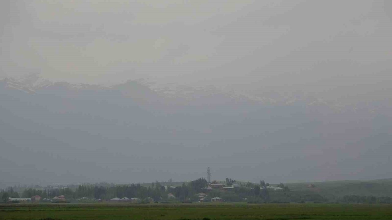 Yüksekova karanlığa büründü, araçlar far yakarak ilerleyebildi