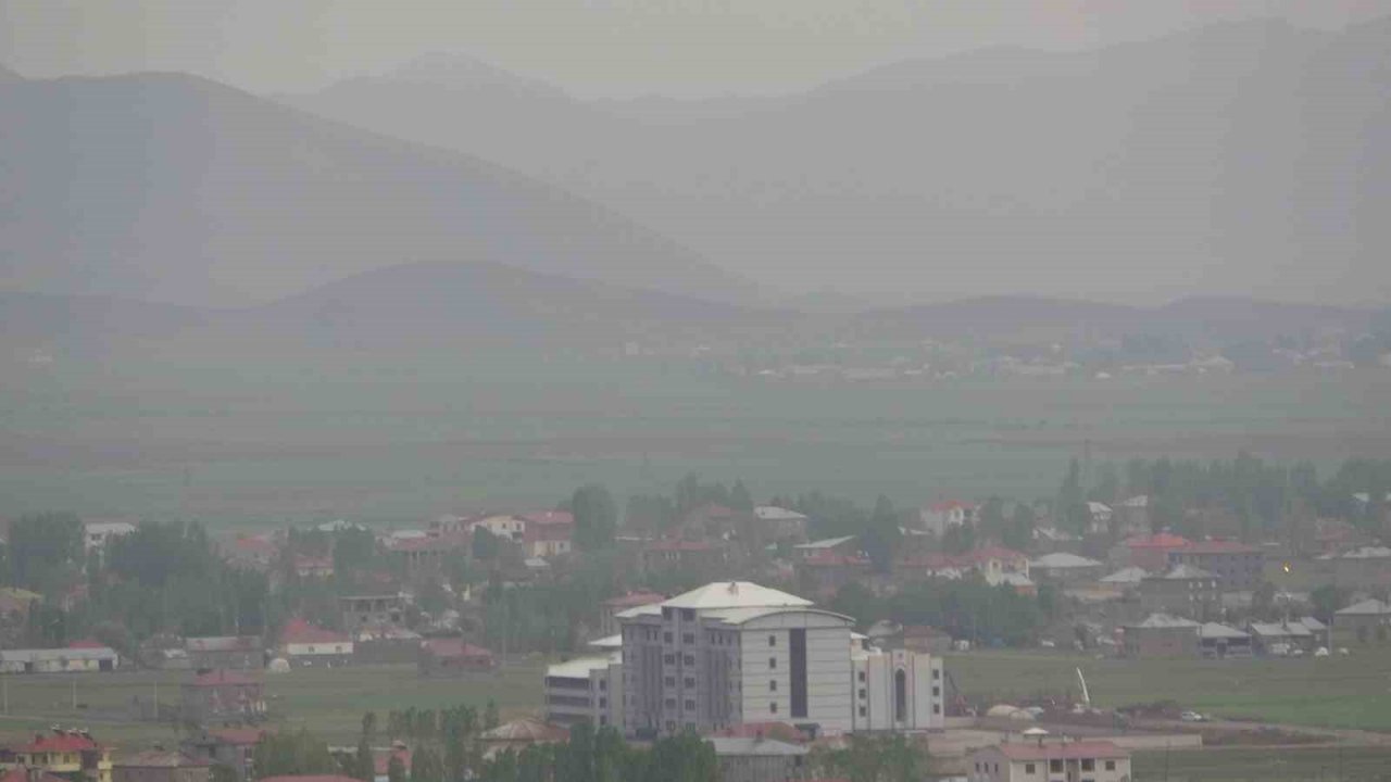 Yüksekova karanlığa büründü, araçlar far yakarak ilerleyebildi