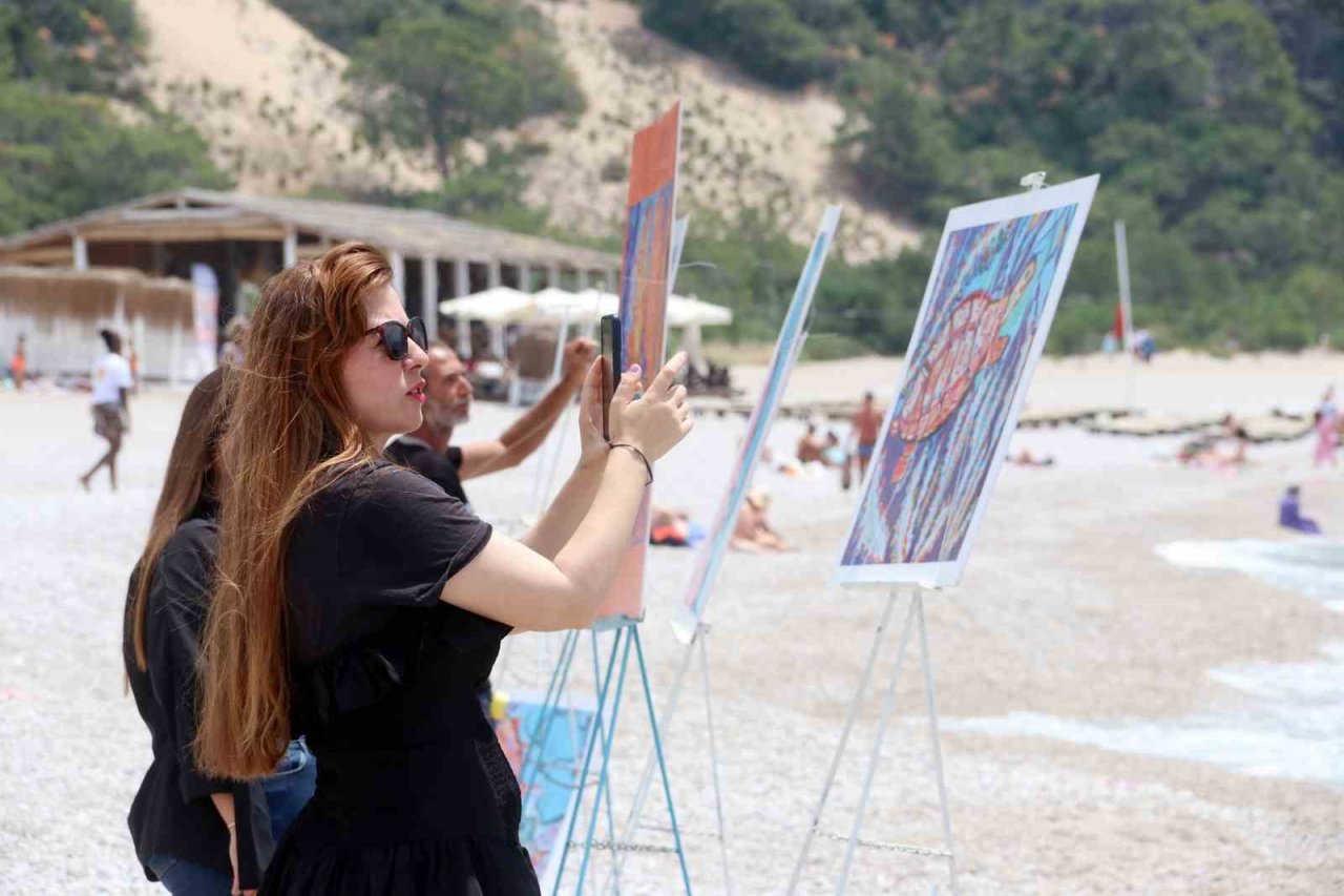 Ölüdeniz sahilinde dev Türk bayraklı 19 Mayıs kutlaması