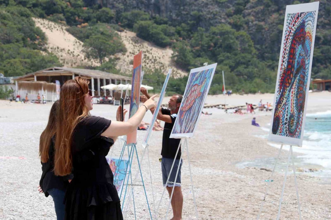 Ölüdeniz sahilinde dev Türk bayraklı 19 Mayıs kutlaması