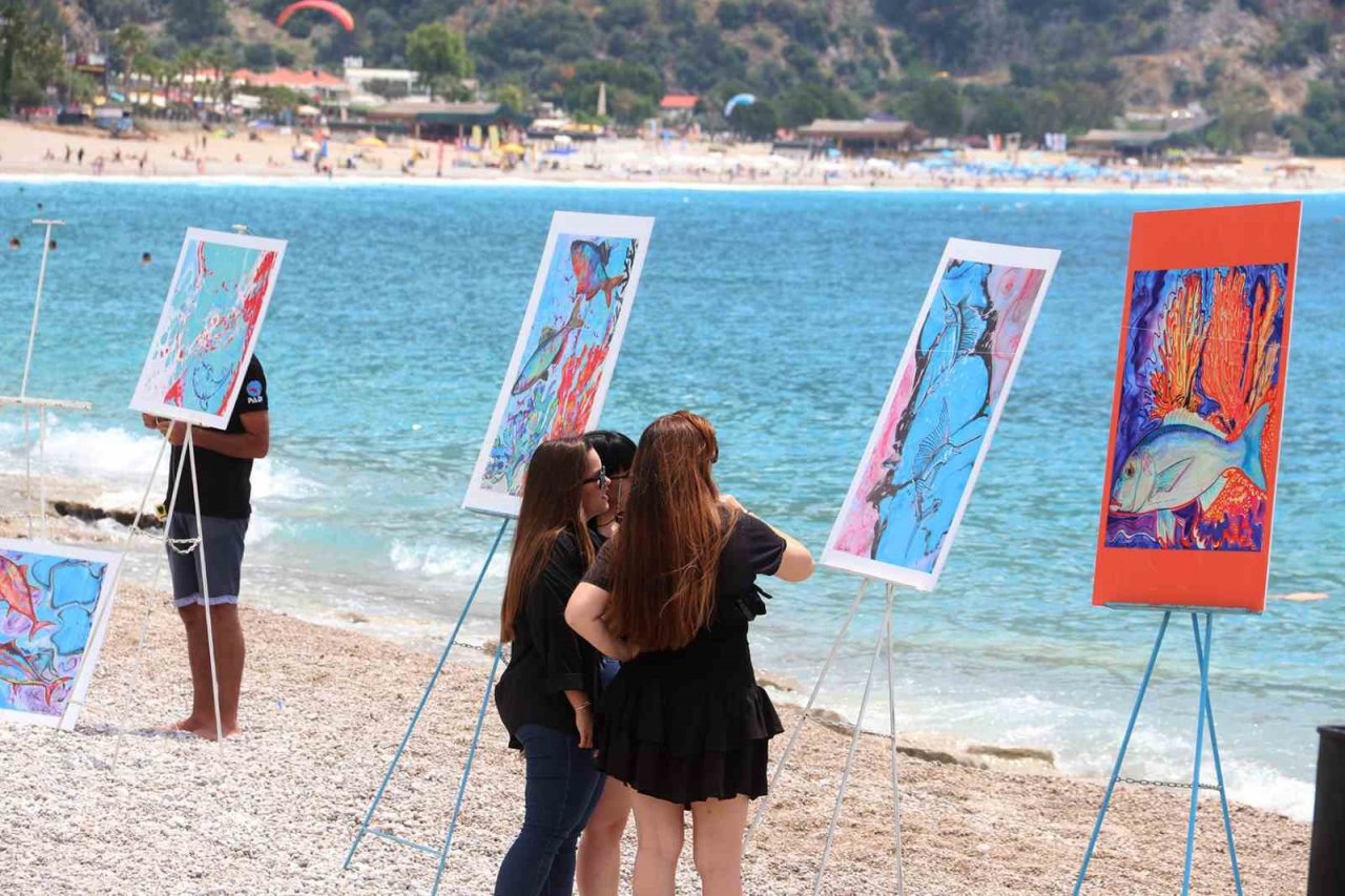 Ölüdeniz sahilinde dev Türk bayraklı 19 Mayıs kutlaması