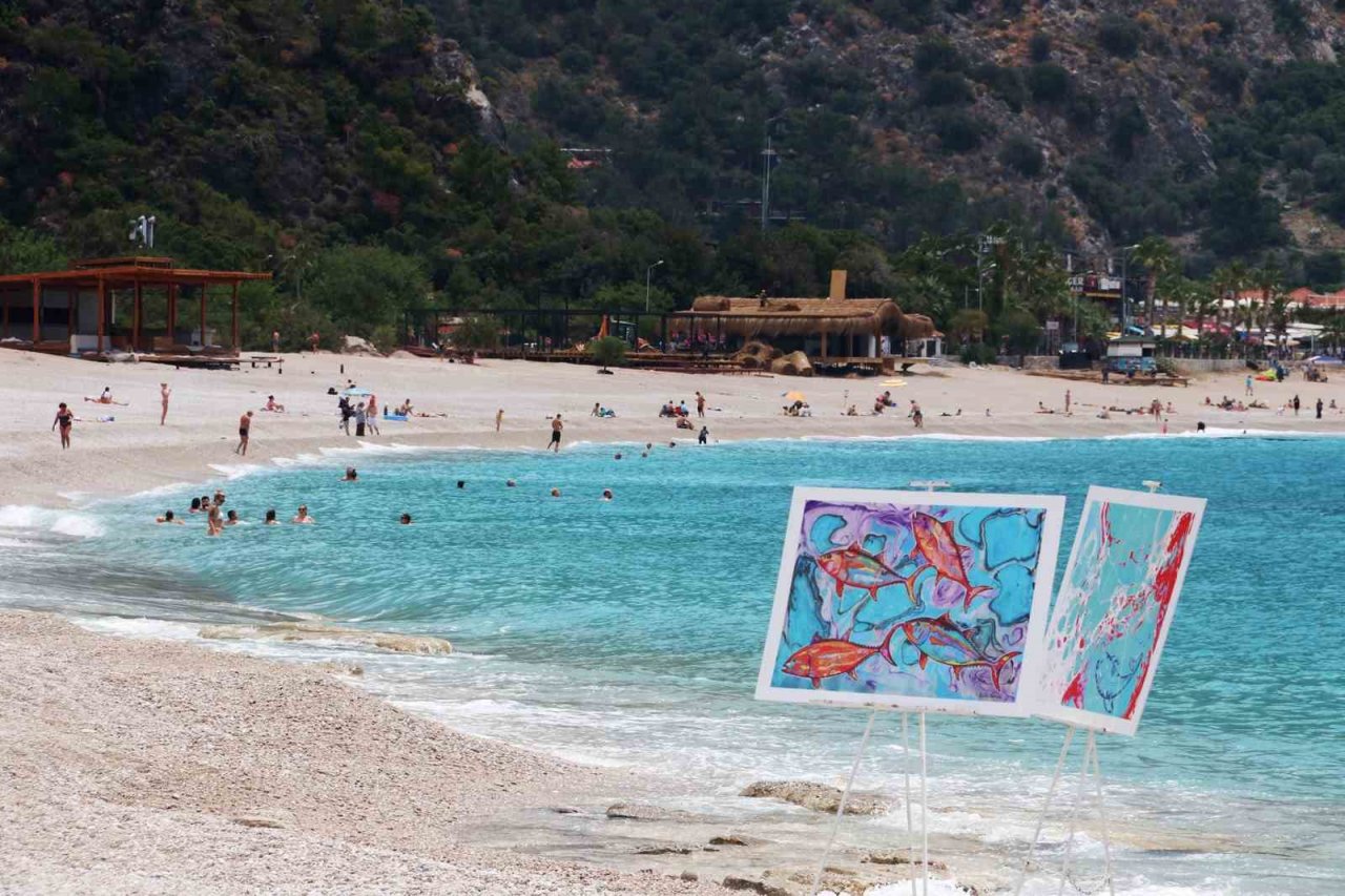 Ölüdeniz sahilinde dev Türk bayraklı 19 Mayıs kutlaması