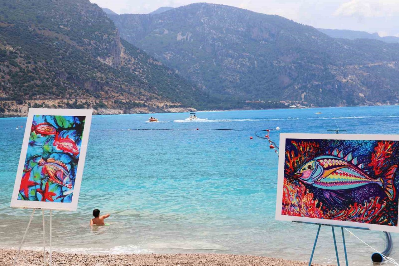 Ölüdeniz sahilinde dev Türk bayraklı 19 Mayıs kutlaması