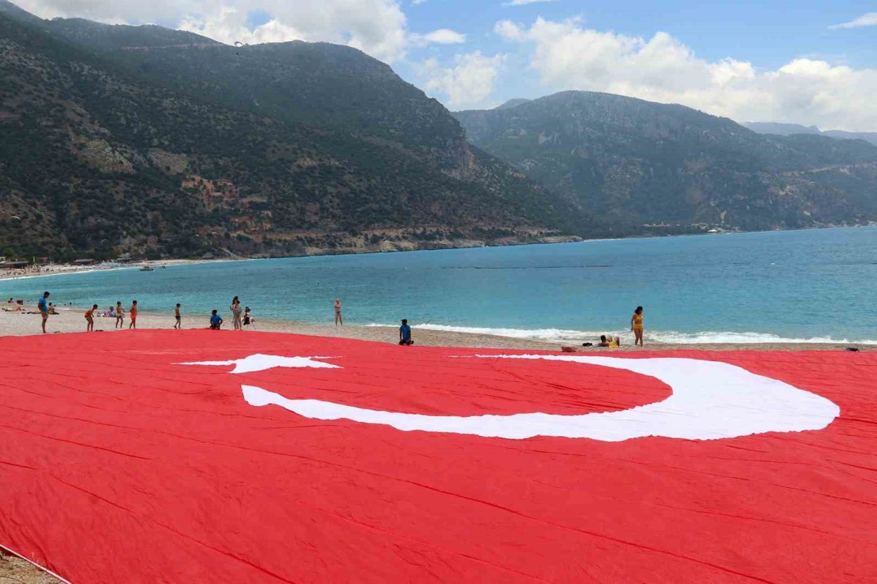 Ölüdeniz sahilinde dev Türk bayraklı 19 Mayıs kutlaması