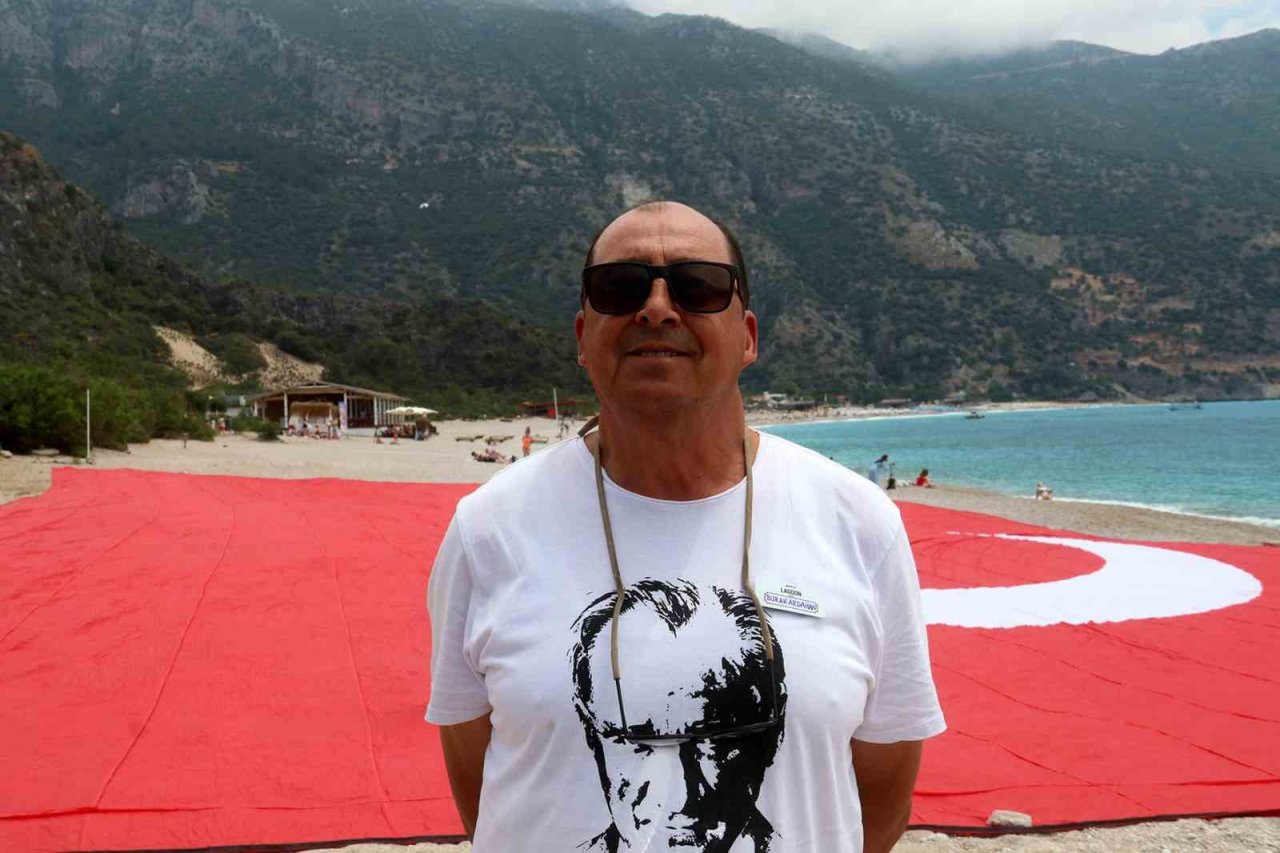 Ölüdeniz sahilinde dev Türk bayraklı 19 Mayıs kutlaması
