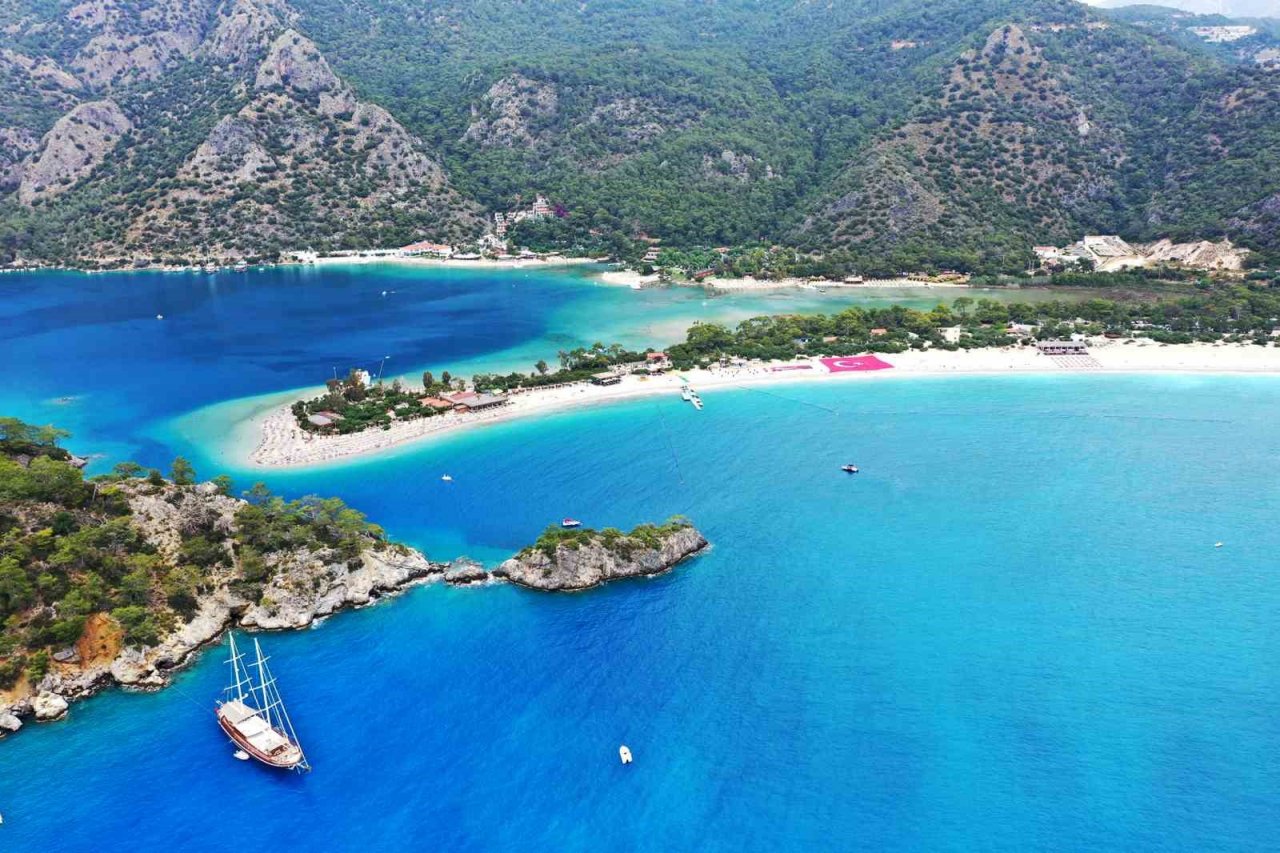 Ölüdeniz sahilinde dev Türk bayraklı 19 Mayıs kutlaması