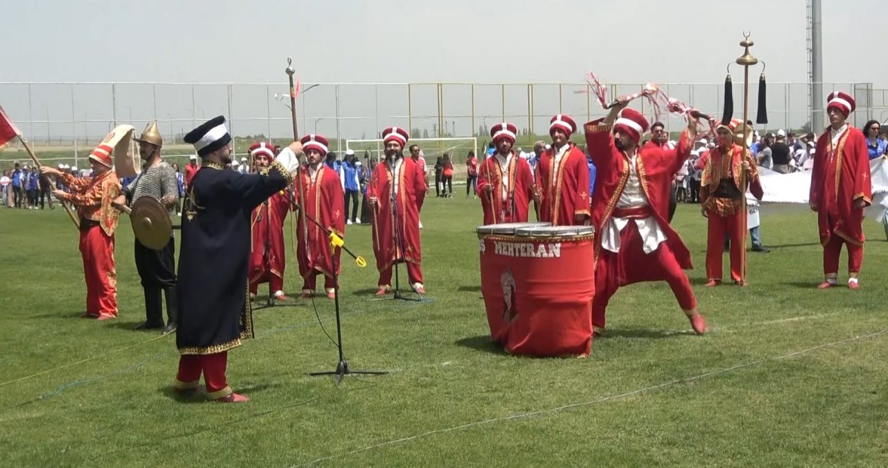 Muş’ta 19 Mayıs coşkuyla kutlandı