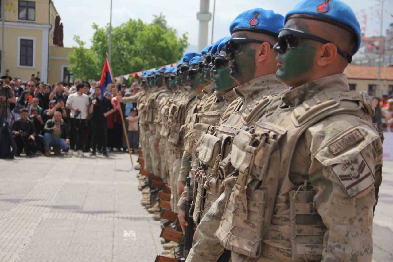 Kutlamalara komandoların tüfekli gösterisi damga vurdu