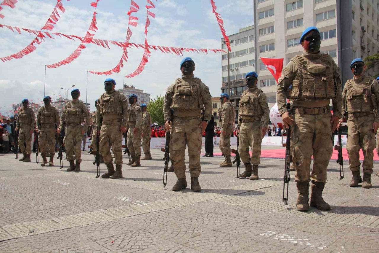 Kutlamalara komandoların tüfekli gösterisi damga vurdu