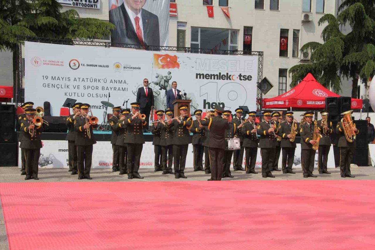 Kutlamalara komandoların tüfekli gösterisi damga vurdu