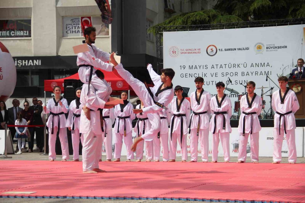 Kutlamalara komandoların tüfekli gösterisi damga vurdu