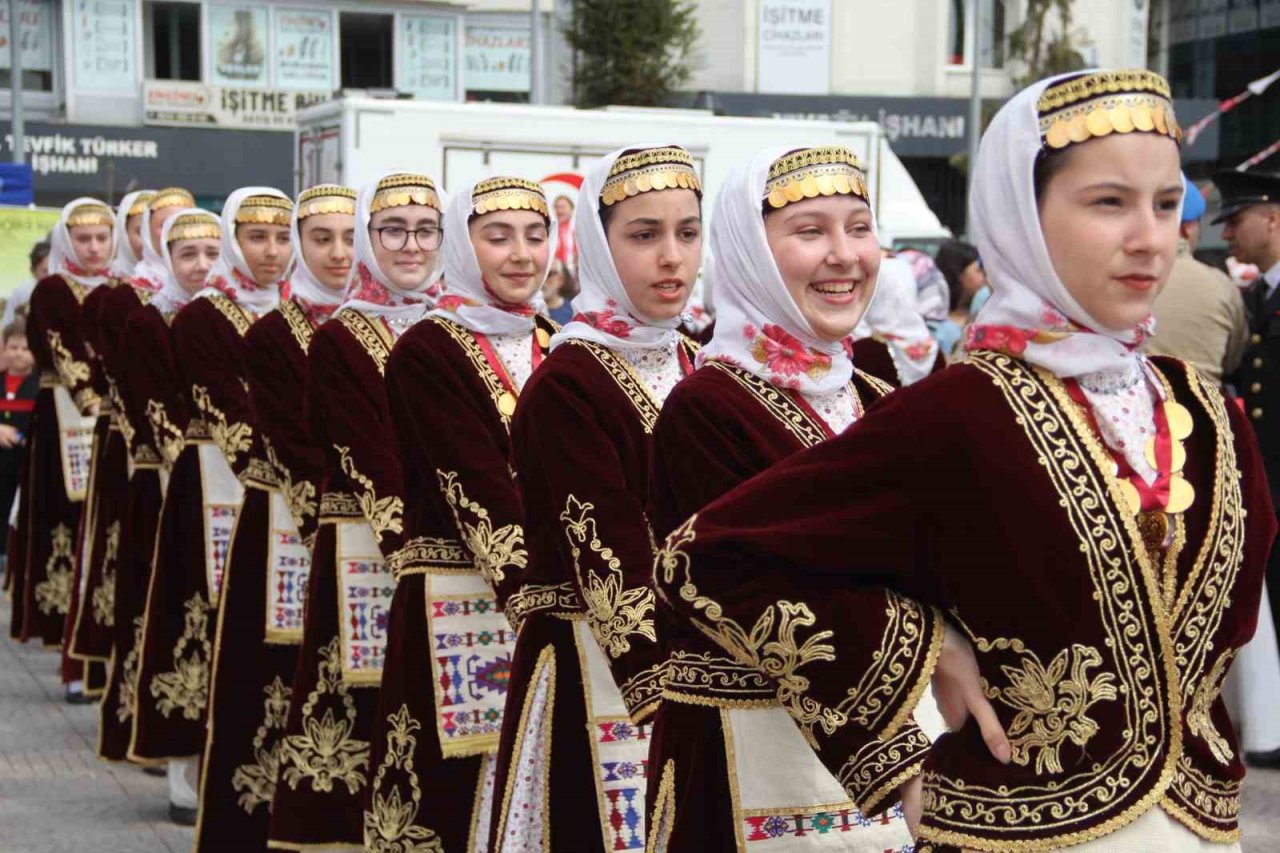 Kutlamalara komandoların tüfekli gösterisi damga vurdu