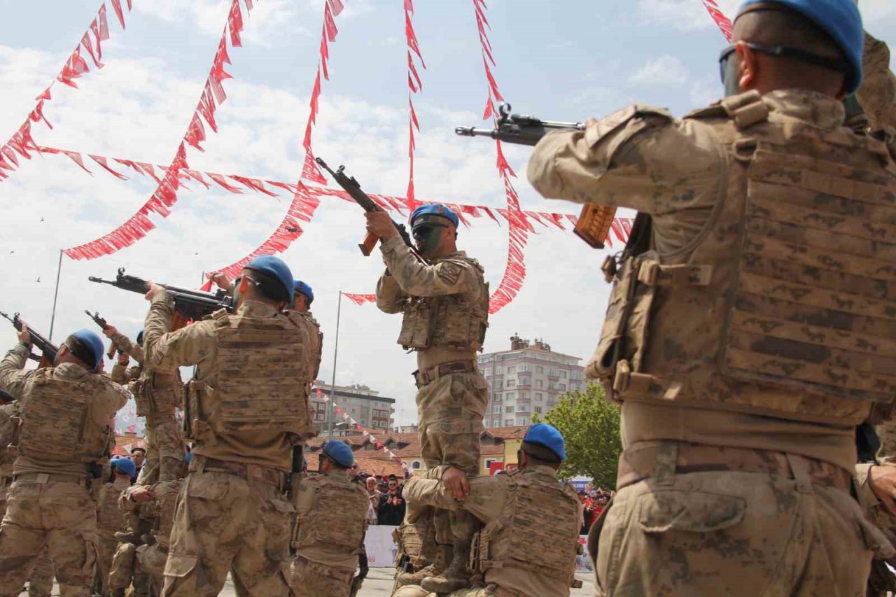 Kutlamalara komandoların tüfekli gösterisi damga vurdu