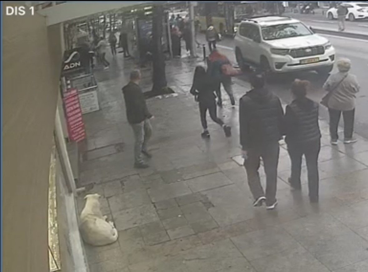 İstanbul’da bıçaklı ev sahibi dehşeti kamerada: Kiracısından 10 bin lira zam istemiş