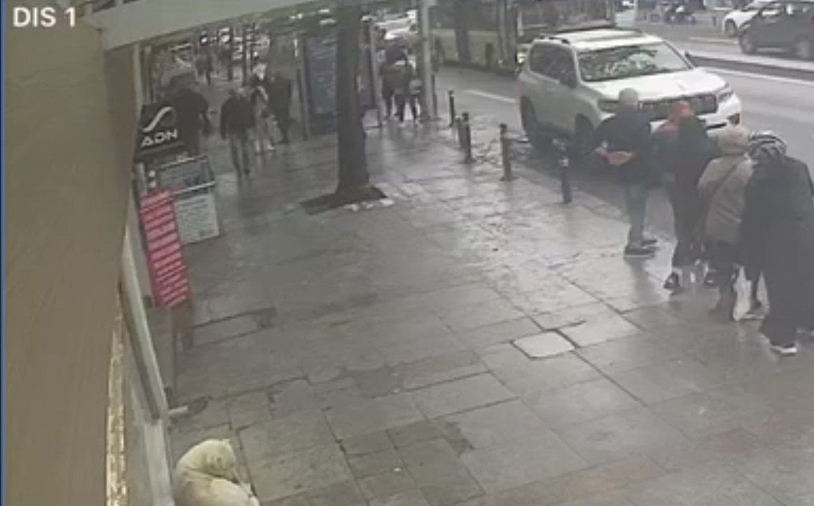 İstanbul’da bıçaklı ev sahibi dehşeti kamerada: Kiracısından 10 bin lira zam istemiş