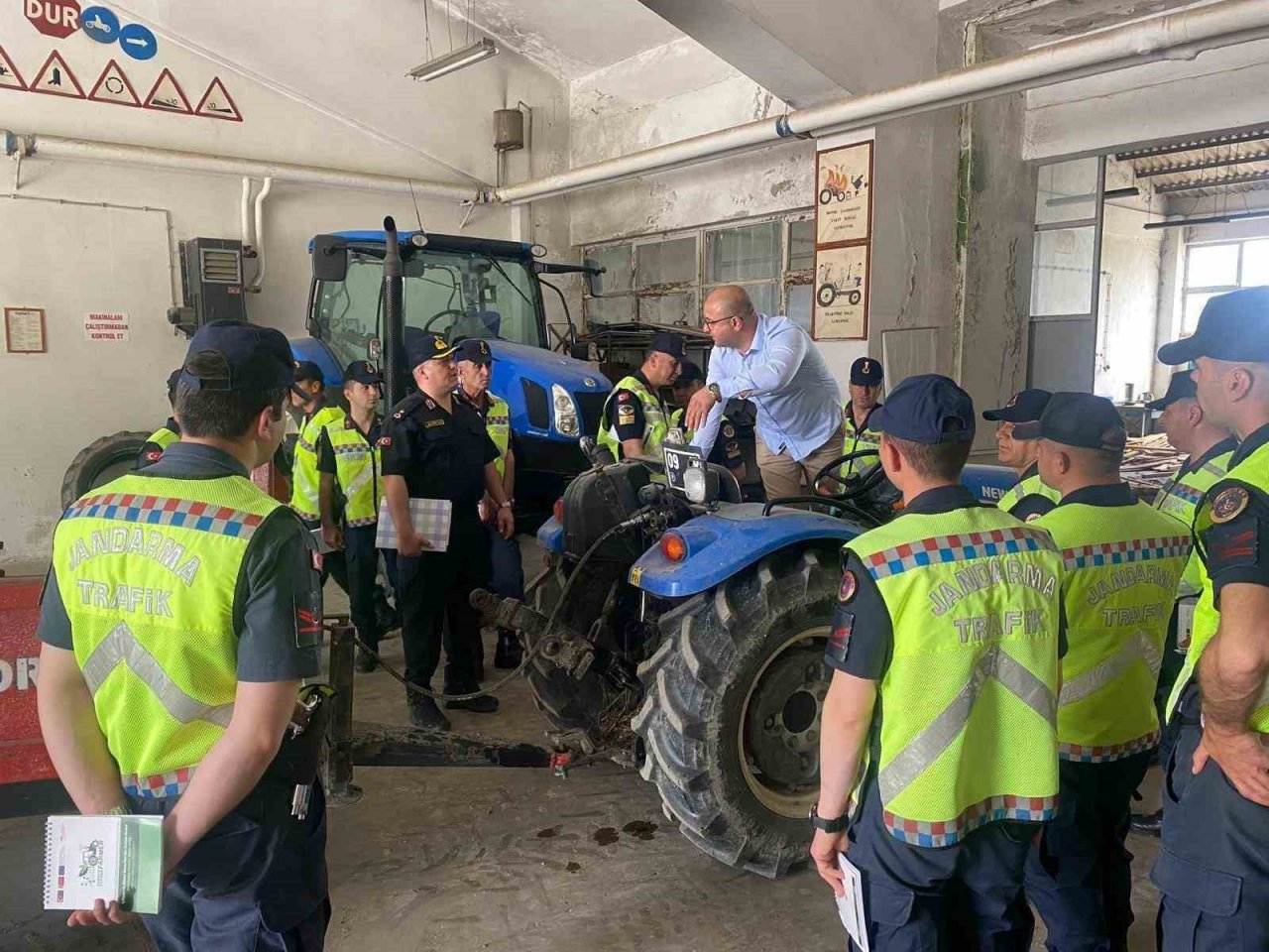 Trafik personeline güvenli traktör kullanımı eğitimi verildi