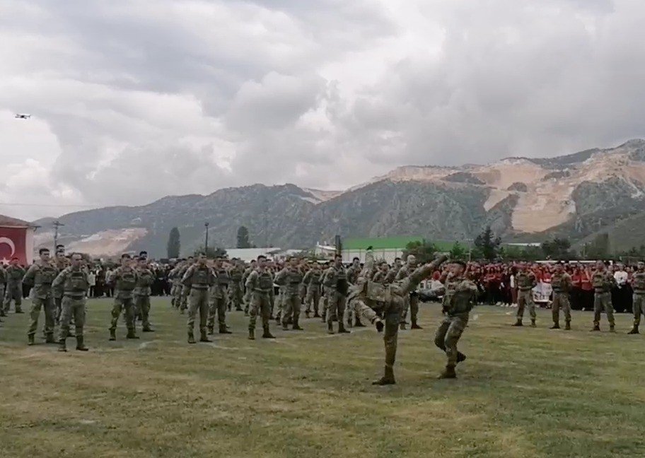 Komandolar gösterileriyle nefesleri kesti