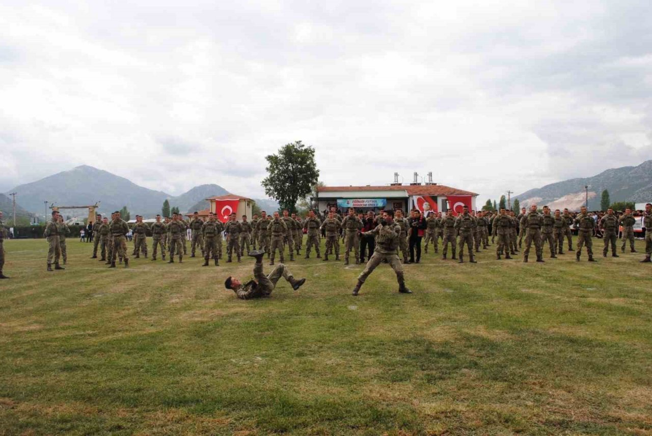 Komandolar gösterileriyle nefesleri kesti