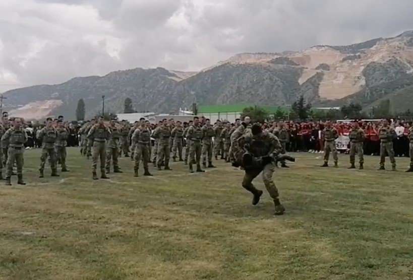 Komandolar gösterileriyle nefesleri kesti