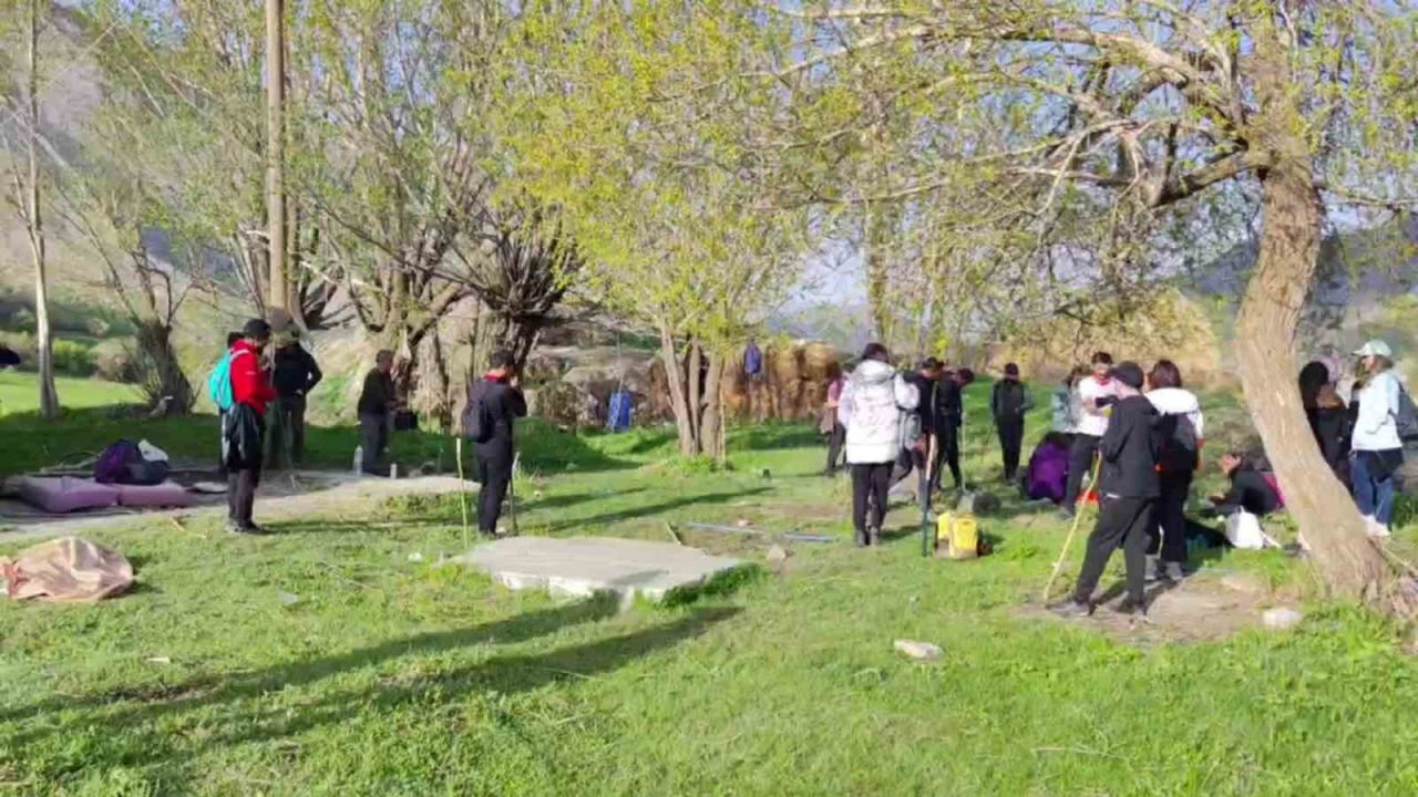 Dağcılar Hakkari’nin tarihi köyünü gezdi