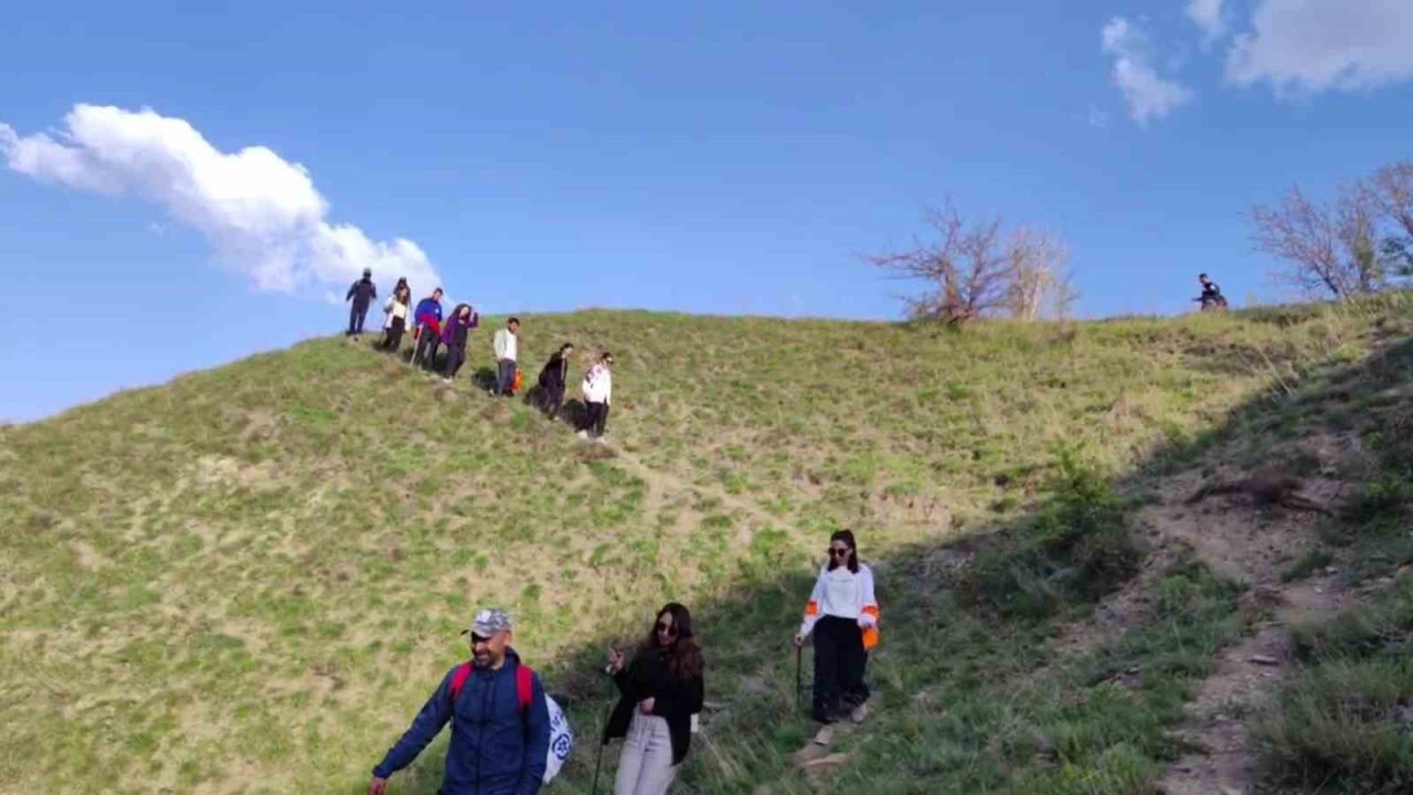 Dağcılar Hakkari’nin tarihi köyünü gezdi